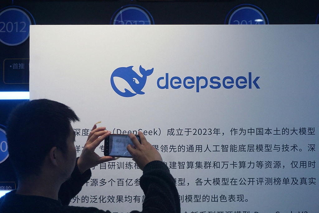 DeepSeek은 첫 번째 투자 라운드에서 450억 달러의 가치를 달성할 수 있습니다.