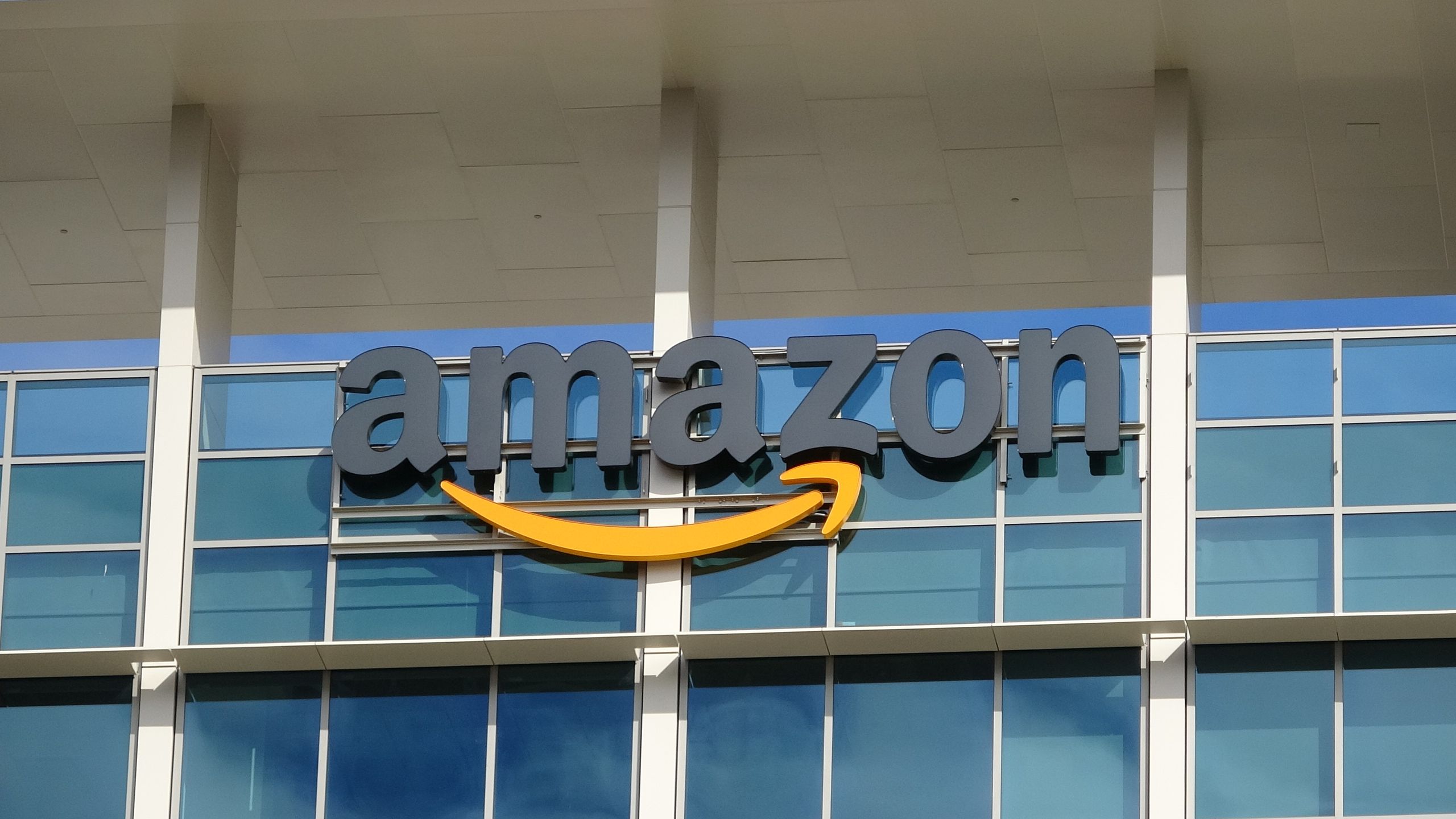 Amazon 직원은 내부 사용 점수를 높이기 위해 AI를 불필요하게 사용했음을 인정합니다. 직원은 AI 도구를 사용하라는 강한 압력에 대해 불평합니다.