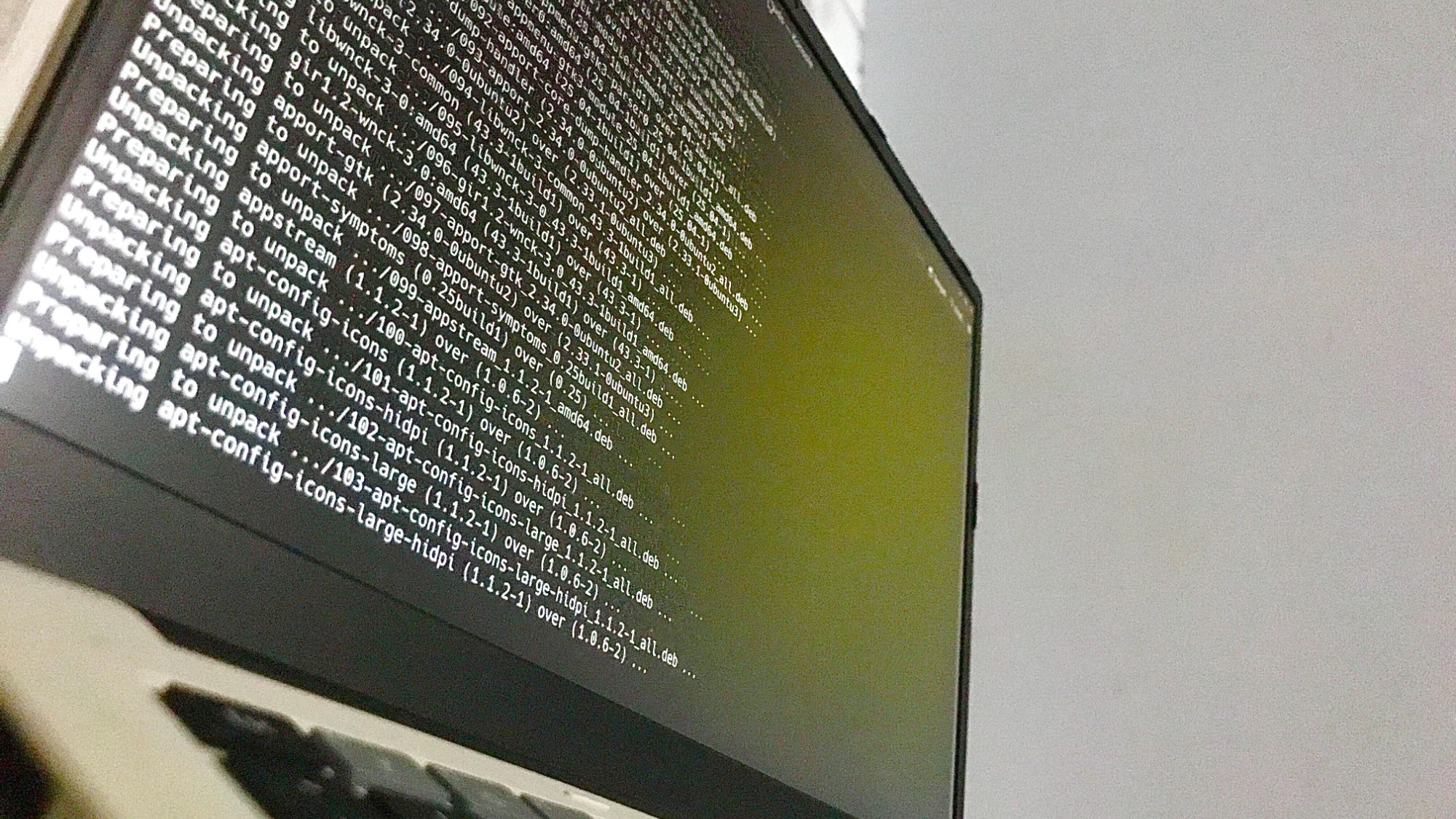 중복된 취약성 보고서가 넘쳐 Linux 보안 메일링 목록을 '거의 완전히 관리하기 어렵게' 만들었습니다 — Linus Torvalds는 개인 목록이 '모든 사용자에게 시간 낭비'라고 말했습니다.