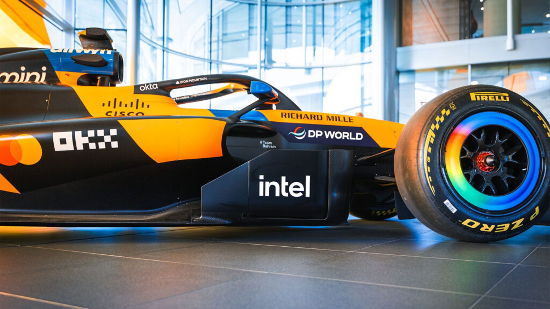 Intel은 McLaren F1 파트너십을 발표하고 AMD 기반 Mercedes와 경쟁할 예정입니다. 거래에는 공기 역학 분석, 차량 역학 시뮬레이션, 경주 전략 분석 및 m용 칩이 포함됩니다.