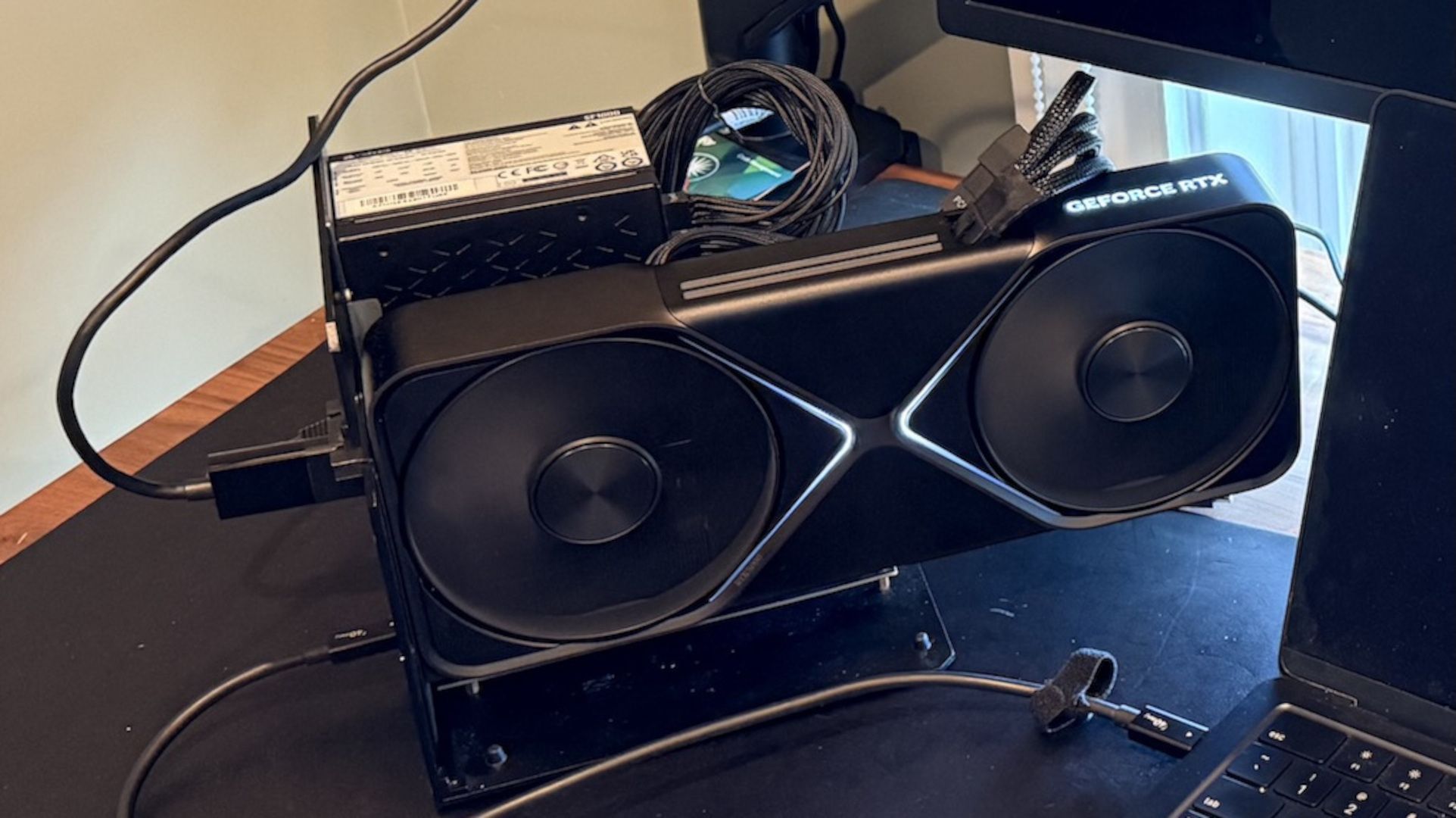 eGPU 도크에서 RTX 5090과 페어링된 M5 Max MacBook Pro — 프레임 생성을 포함한 최대 설정에서 100FPS 이상으로 Cyberpunk 2077을 실행합니다.