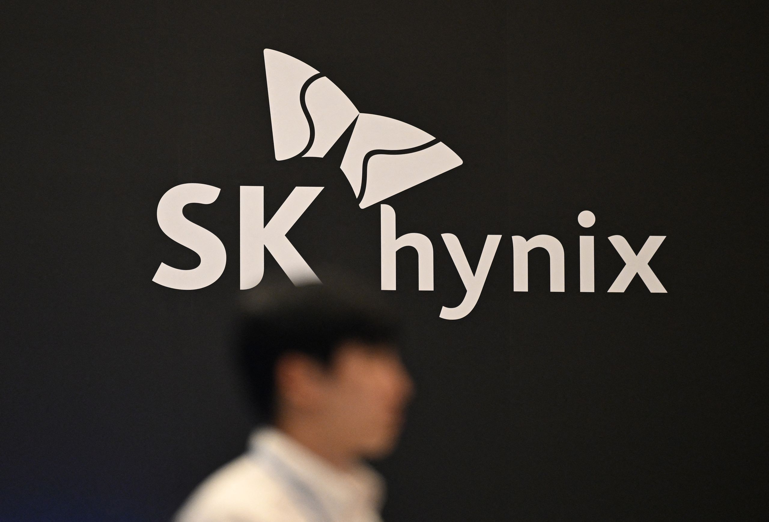 삼성과 SK하이닉스 직원들이 최대 40만 달러의 성과 보너스를 받기 위해 해외 연수 프로그램을 포기한 것으로 알려졌습니다.