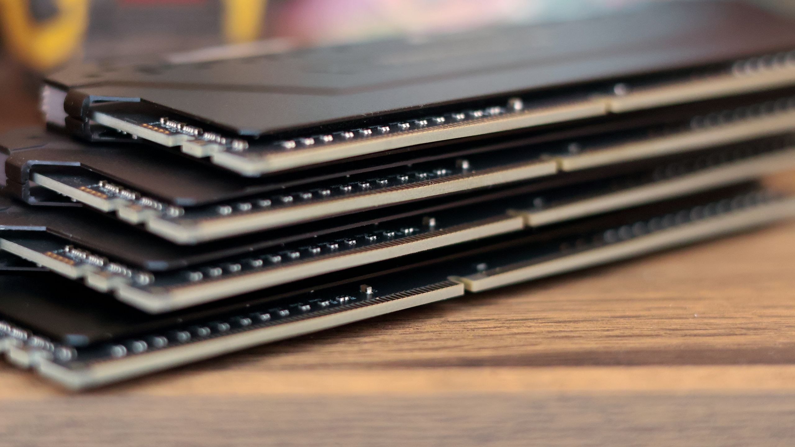 메모리 가격 12개월 만에 500% 폭등, 역대 최저가 대비 최대 10배 - 128GB DDR5 현재 3,399달러