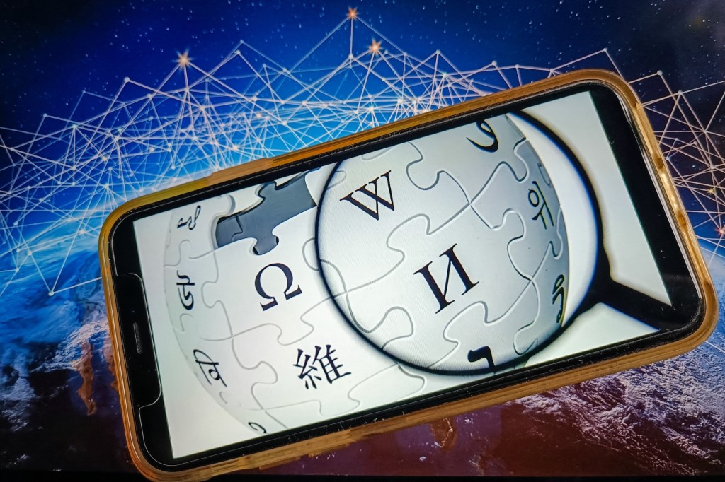 Wikipedia는 기사 작성에 AI 사용을 단속합니다.
